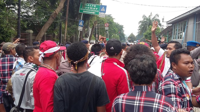 Keributan Kecil di Massa Pendukung Ahok Sesaat Setelah Vonis