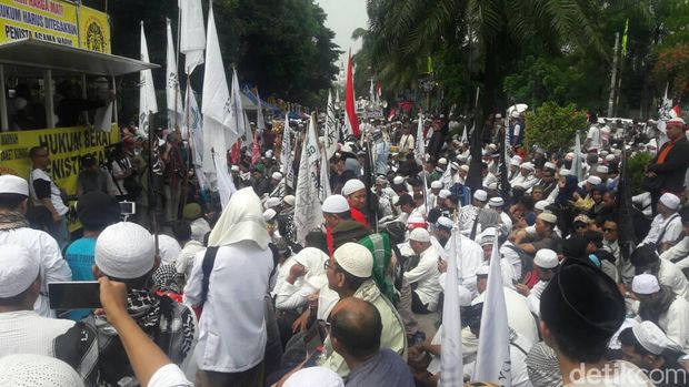 Massa kontra mendengarkan pembacaan berkas putusan Ahok.