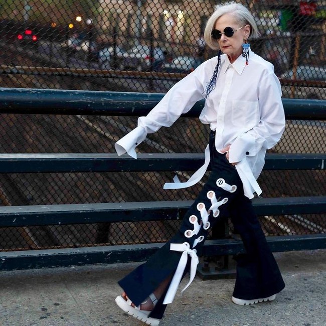 Nenek 64 tahun ini bernama Lyn Slater. Memiliki gaya yang stylish dan kece, Lyn pun didaulat menjadi model brand fashion Mango. Ketertarikan terhadap dunia fashion memang cukup besar hingga di usianya yang tak muda lagi dia memiliki blog fashion. Foto: ist