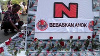 Tugu tersebut juga bertuliskan Bebaskan Ahok.