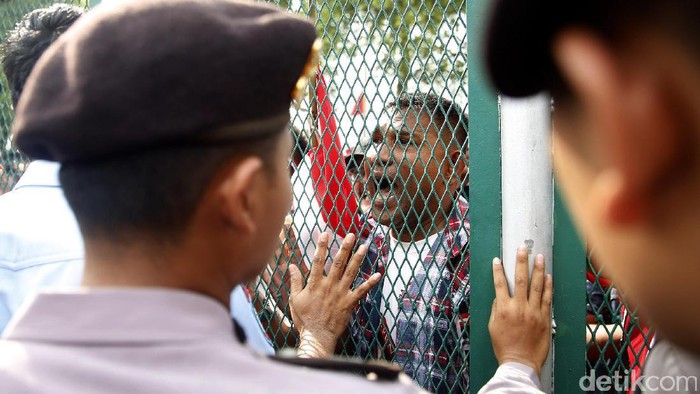Minta Bertemu Ahok, Massa Pendukung Dorong Pagar