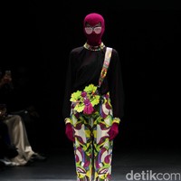 Koleksi busana terbaru dari brand Mel Ahyar First yang mengusung tema Fractal Gradina di Plaza Indonesia Fashion Week 2017. Plaza Indonesia. Thamrin. Jakarta. [Foto: Mohammad Abduh/Wolipop]