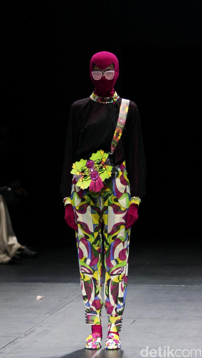 Koleksi busana terbaru dari brand Mel Ahyar First yang mengusung tema Fractal Gradina di Plaza Indonesia Fashion Week 2017. Plaza Indonesia. Thamrin. Jakarta. [Foto: Mohammad Abduh/Wolipop]