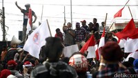 Banyaknya massa membuat akses jalan reguler tertutup. Alhasil pengguna lalu lintas (lalin) tidak bisa melewati Rutan Cipinang.