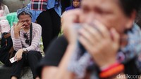 Majelis Hakim Pengadilan Tinggi Jakarta Utara menjatuhkan vonis hukuman 2 tahun penjara untuk Gubernur DKI Jakarta Basuki Tjahaja Purnama (Ahok). Tangis massa pendukung Ahok pun pecah.