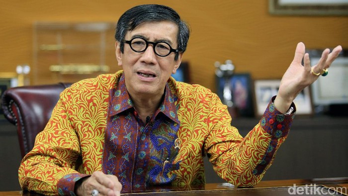 Menteri Hukum dan HAM (Menkum HAM) Yasonna Laoly menjawab pertanyaan detikcom dalam sesi wawancara di ruang kerjanya, di Gedung Kemenkum HAM, Jl Rasuna Said, Jakarta, Selasa (9/5/2017).