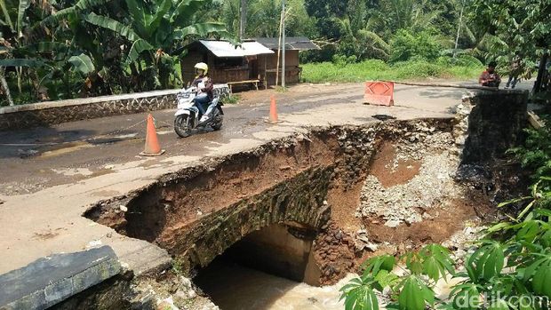  Jembatan Cipari II Serang amblas.
