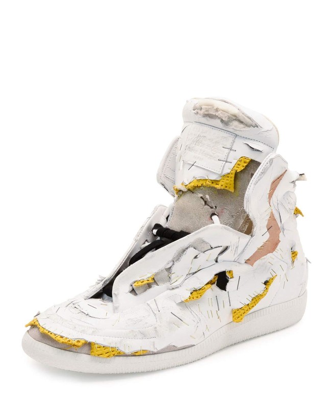 Sneakers rusak lainnya pernah dijual oleh Maison Margiela yang dinamakan Future Destroyed High Top Sneakers. Sepatu compang-camping itu dijual dengan harga US$ 1.425 atau hampir Rp 21 jutaan. Foto: Dok. Neiman Marcun