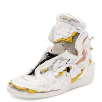 Sneakers rusak lainnya pernah dijual oleh Maison Margiela yang dinamakan Future Destroyed High Top Sneakers. Sepatu compang-camping itu dijual dengan harga US$ 1.425 atau hampir Rp 21 jutaan. Foto: Dok. Neiman Marcun