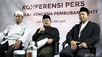 (Ki-ka) Wakil Ketua Umum Hizbut Tahrir Indonesia (HTI) Rahmat S Labib, juru bicara HTI Muhammad Ismail Yusanto, dan anggota HTI Nani memberikan keterangan pers di Kantor DPP HTI, Tebet, Jakarta, Selasa (9/5/2017). 