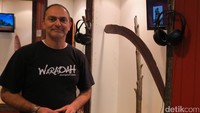 Farid Nayer, Managing Director Waradah Aboriginal Centre. Dia menunjukan bumerang unik yang tidak bisa balik lagi. Ternyata ada ya bumerang macam itu (Fitraya/detikTravel)