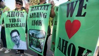 Massa pro Ahok membentangkan poster-poster dukungan.