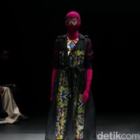 Koleksi busana terbaru dari brand Mel Ahyar First yang mengusung tema Fractal Gradina di Plaza Indonesia Fashion Week 2017. Plaza Indonesia. Thamrin. Jakarta. [Foto: Mohammad Abduh/Wolipop]