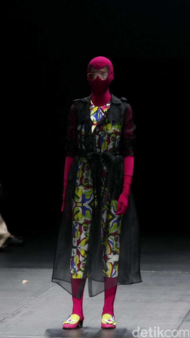 Koleksi busana terbaru dari brand Mel Ahyar First yang mengusung tema Fractal Gradina di Plaza Indonesia Fashion Week 2017. Plaza Indonesia. Thamrin. Jakarta. [Foto: Mohammad Abduh/Wolipop]