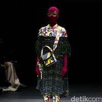 Koleksi busana terbaru dari brand Mel Ahyar First yang mengusung tema Fractal Gradina di Plaza Indonesia Fashion Week 2017. Plaza Indonesia. Thamrin. Jakarta. [Foto: Mohammad Abduh/Wolipop]