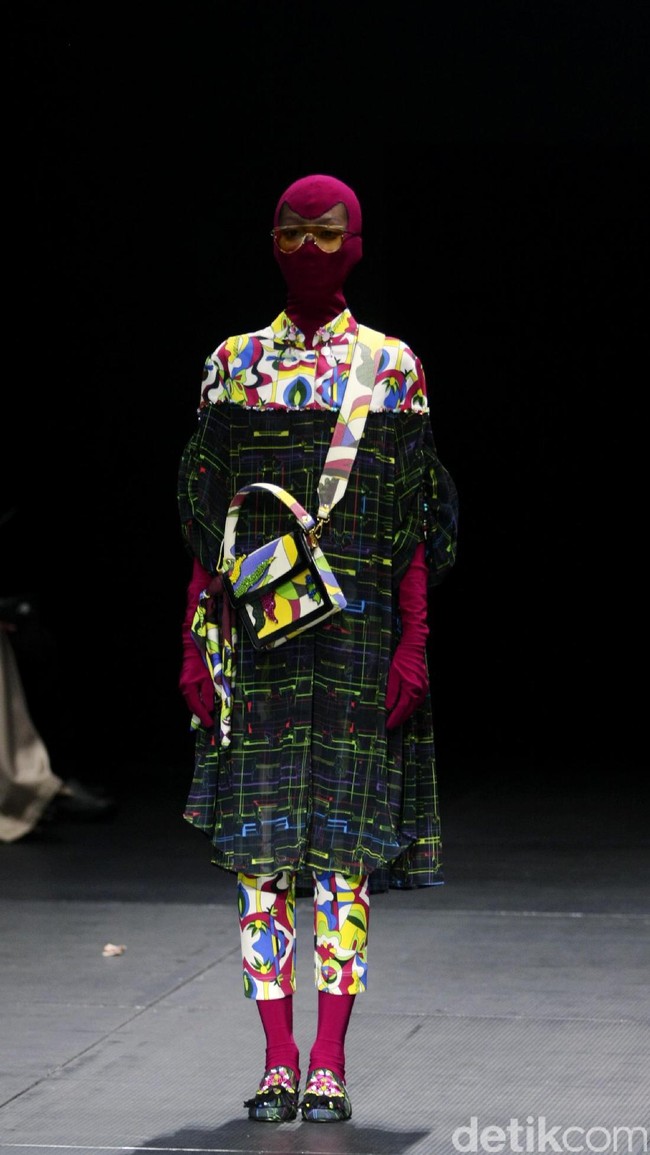 Koleksi busana terbaru dari brand Mel Ahyar First yang mengusung tema Fractal Gradina di Plaza Indonesia Fashion Week 2017. Plaza Indonesia. Thamrin. Jakarta. [Foto: Mohammad Abduh/Wolipop]