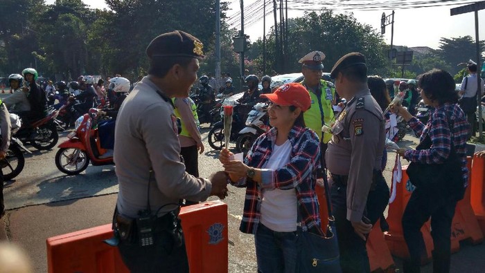 Damainya Massa Pro-Ahok Bagikan Mawar Merah-Putih ke Polisi