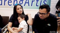 Raffi Ahmad, Nagita Slavina dan Rafathar saat ditemui di ICE BSD, Tangerang Selatan pada Selasa (9/5/2017).