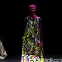 Koleksi busana terbaru dari brand Mel Ahyar First yang mengusung tema Fractal Gradina di Plaza Indonesia Fashion Week 2017. Plaza Indonesia. Thamrin. Jakarta. [Foto: Mohammad Abduh/Wolipop]