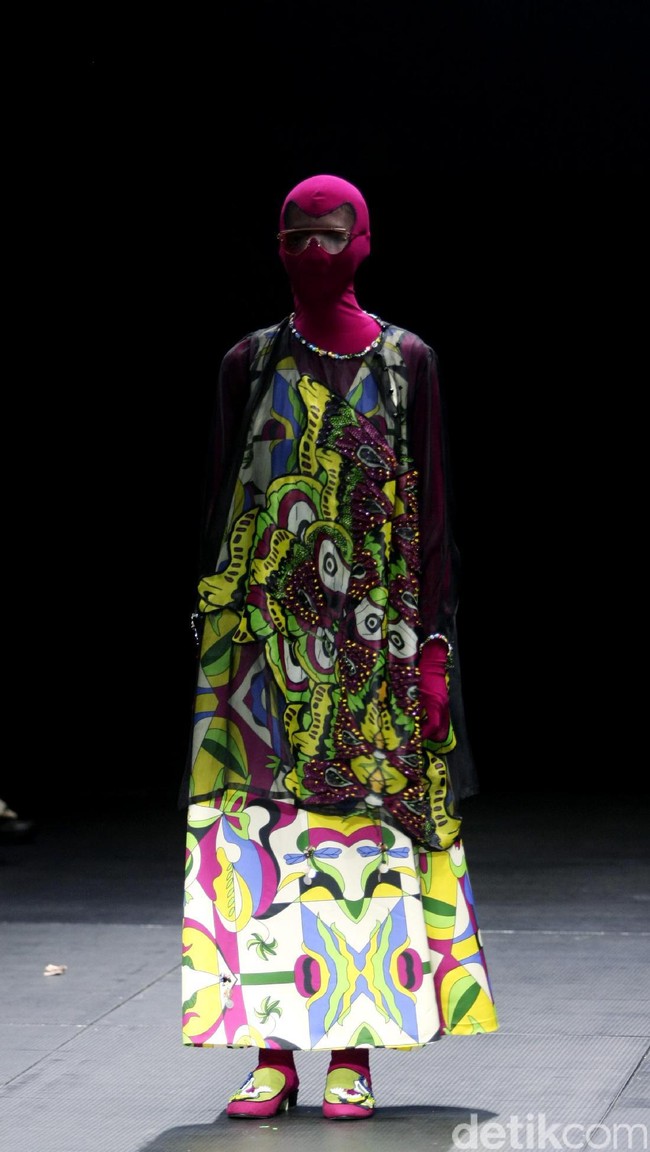 Koleksi busana terbaru dari brand Mel Ahyar First yang mengusung tema Fractal Gradina di Plaza Indonesia Fashion Week 2017. Plaza Indonesia. Thamrin. Jakarta. [Foto: Mohammad Abduh/Wolipop]