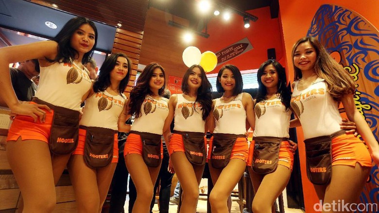 Hooters, Restoran dengan Pelayan Seksi Restoran Hooters asal Amerika Serikat membuka cabang pertamanya di Indonesia, di Kemang, Jakarta Selatan. Hooters terkenal akan pelayannya yang berpakaian minim.