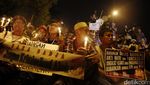 Massa Pendukung Ahok Nyalakan Lilin di Cipinang