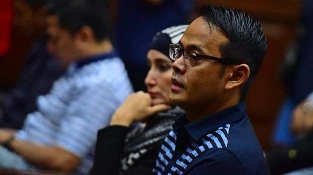  Napi kasus suap Bakamla Fahmi Darmawansyah (Kanan) didampingi istri Inneke, di Pengadilan Tipikor, Jakarta, Rabu (10/5). 