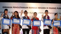 Ruang publik kini telah mengisyaratkan kemorosotan kualitas literasi bahasa Indonesia. Isyarat yang kasat di mata publik ialah adanya kecenderungan sesama orang Indonesia sudah mulai enggan berbahasa Indonesia. 