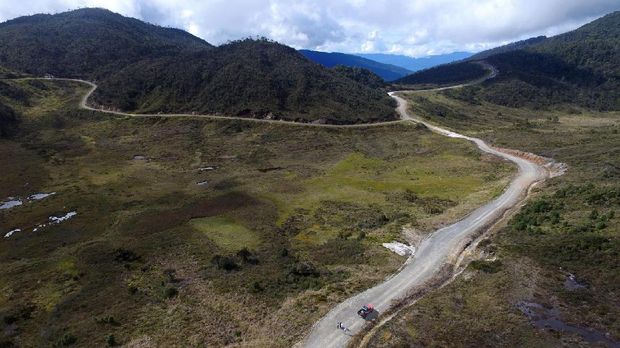 Foto udara Jalur Trans Papua di ruas jalan Wamena-Habema, Papua, Selasa (9/5).