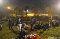 Wisatawan menanti pelepasan lampion (Kurnia/detikTravel)