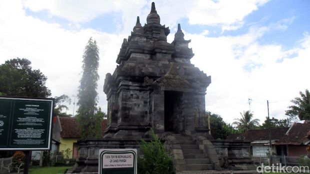 Candi Pawon bercorak agama Hindu dibangun sekitar abad 9 Masehi, terletak di antara Candi Mendut dengan Candi Borobudur, Magelang
