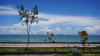 Di pantai ini traveler bisa menikmati pemandangan yang aduhai. Jangan lupa foto-foto ya, hasilnya pasti ciamik untuk diunggah di sosial media Instagram (Wahyu/detikTravel)