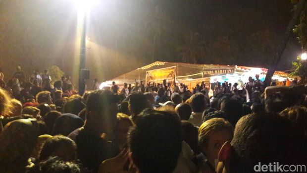 Wisatawan yang berebut melihat lampion