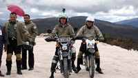 Selain itu, Jokowi juga kerap mengendarai motor trail, salah satunya motor Kawasaki KLX 150 BF SE. Motor itu digunakan Jokowi saat meninjau jalan Trans Papua di ruas Wamena-Habema pada 2017 lalu saat meninjau tambak udang dan lahan hutan mangrove di Muara Gembong, Bekasi pada tahun 2018.  (Foto: dok. PUPR)
