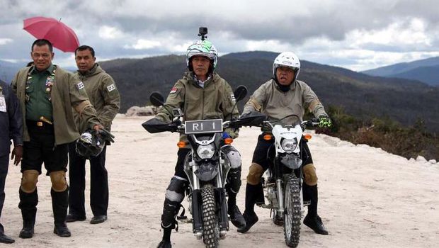 Presiden Jokowi Telusuri 7 KM Trans Papua dengan Motor Trail. 