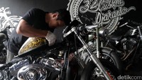 Pemilik dari bengkel 32 Custom Djakarta M Erwan melakukan pemasangan tangki pada salah satu motor di workshop miliknya yang terletak di Jalan Kemang Selatan no 2, Jakarta Selatan, Rabu (10/05/2017).