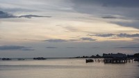 Senja dari Pantai Pohon Cinta akan jadi suguhan istimewa bila traveler bertualang ke Gorontalo. Inilah ikon Kota Pohuwato yang sayang untuk dilewatkan (Wahyu/detikTravel)