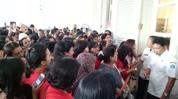 Warga setia antre demi berfoto bersama Ahok.