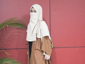 Foto: Gaya Stylish Wardah Maulina, Hijabers Bercadar Populer di Instagram