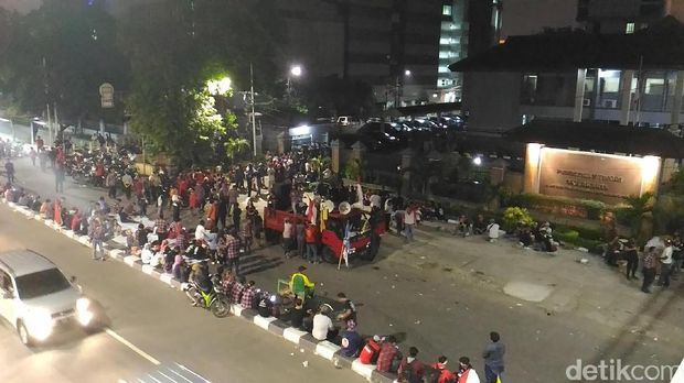 Massa pendukung Ahok masih bertahan di Pengadilan Tinggi DKI