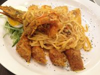 OWL Cafe: Sedapnya Spaghetti Bersaus Laksa hingga Durian Pengat yang Legit