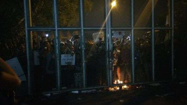 Massa kembali menyalakan lilin di depan Rutan Cipinang