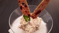 Durian Pengat atau olahan puree durian ini dipadukan dengan dua buah biscotti renyah. Daging durian yang lembut manis disajikan dingin. Teksturnya creamy dengan citarasa legit.