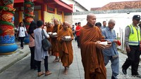 Setelah berdoa, para biksu dibagi kelompok untuk berjalan kaki dari kelenteng. Lalu menyusuri kawasan Jalan Pemuda (Kurnia/detikTravel)