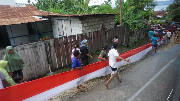 Anak-anak membentangkan bendera merah-putih sepanjang 1 km di Papua
