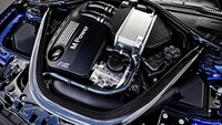 BMW M4 CS menggendong mesin enam silinder segaris 3.000 cc twin-turbo. Tenaga yang dihasilkan mencapai 454 daya kuda dengan torsi maksimal hingga 600 Nm. Tenaga disalurkan melalui transmisi otomatis kopling ganda 7 percepatan.