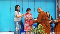 Di atas trotoar warga setempat telah bersiap menyambut para biksu dan memberikan angpao, makanan serta berbagai kebutuhan sehari-hari (Kurnia/detikTravel)