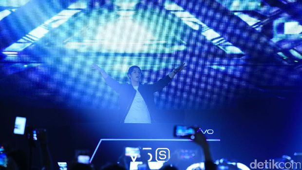 Al Ghazali tampil dengan disc jockey