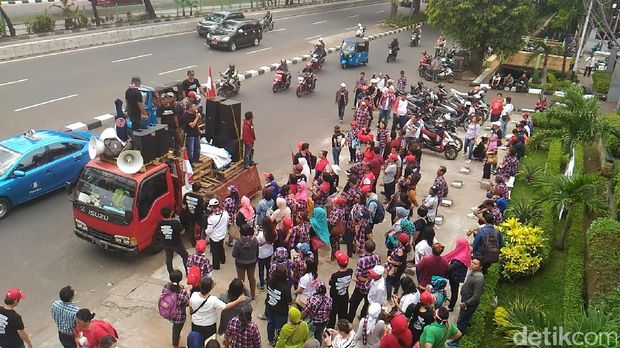 Massa pendukung Ahok menggelar aksi di Pengadilan Tinggi DKI.