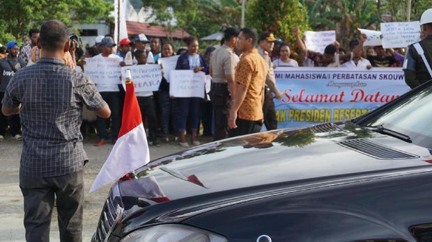 Mobil RI-1 Jokowi melintasi jalanan di Papua